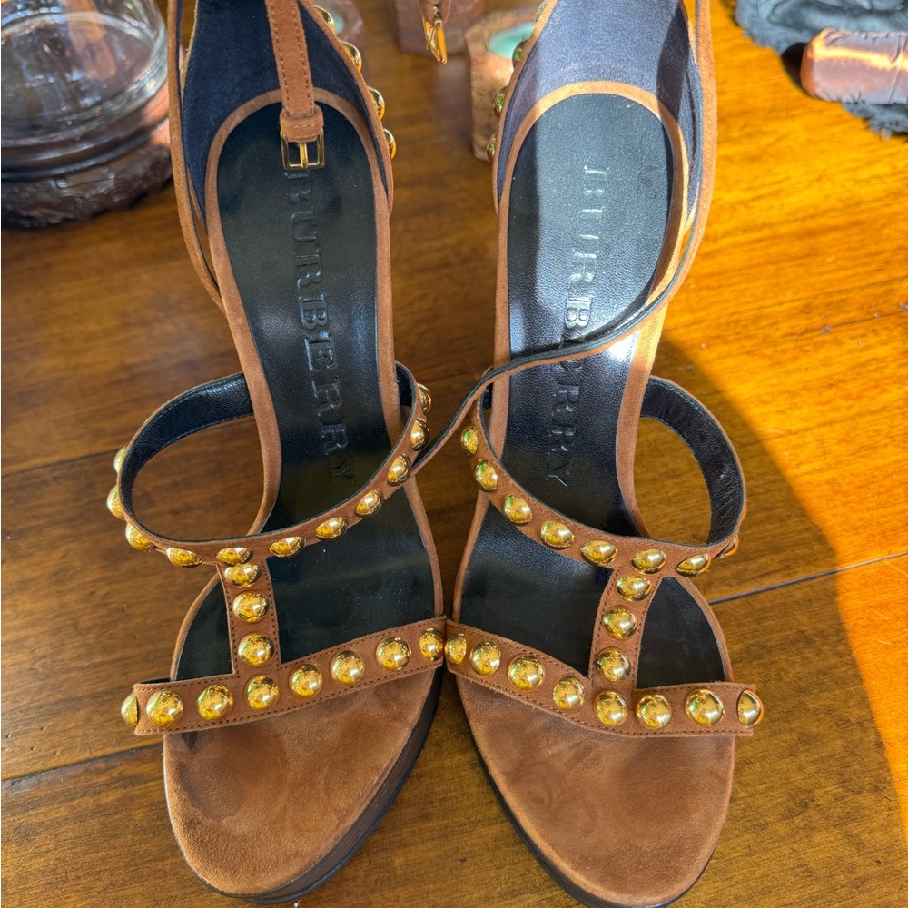 NWT Burberry Malt Brown Heels with Gold Studs - Picture 4 of 6